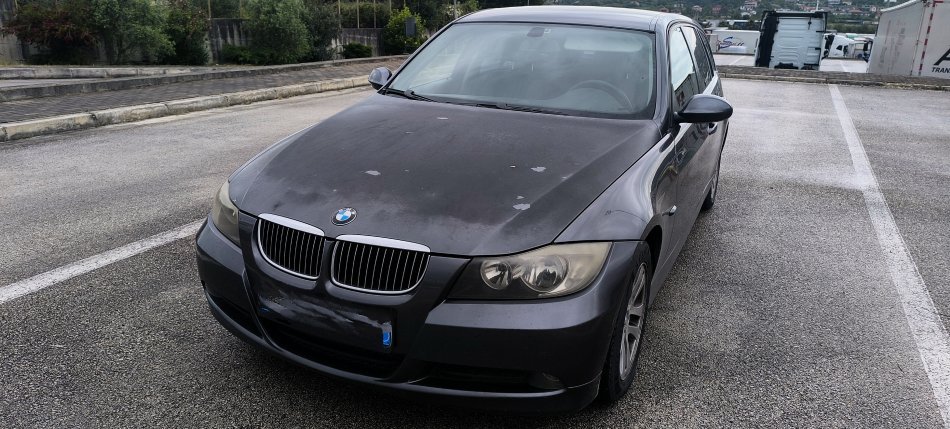 Tirane, shes makine Bmw 318D Nafte, gri e erret manuale Klima 248.000 km 2.500 €