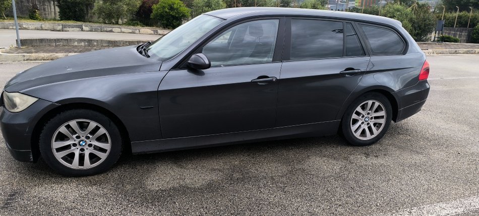 Tirane, shes makine Bmw 318D Nafte, gri e erret manuale Klima 248.000 km 2.500 €