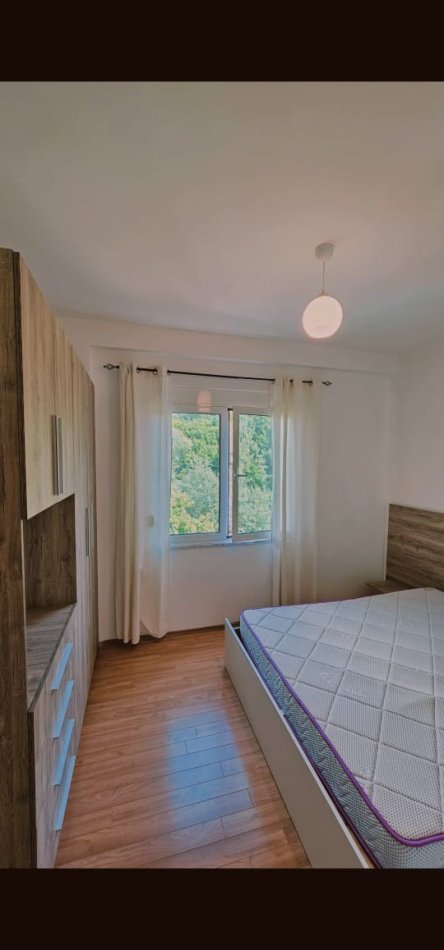 Tirane, jepet me qera apartament 1+1+Ballkon Kati 2, 450 m² 450 € (Liqeni i Thatë)