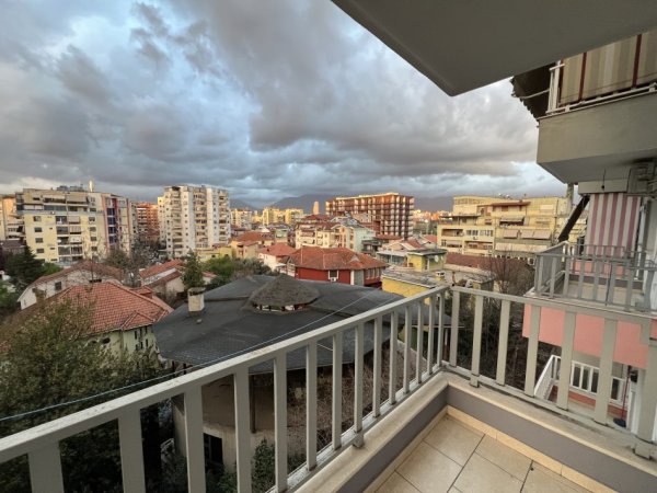 Tirane, jepet me qera apartament 2+1+Aneks+Ballkon Kati 4, 97 m² 600 € (Rruga Bilal Golemi)