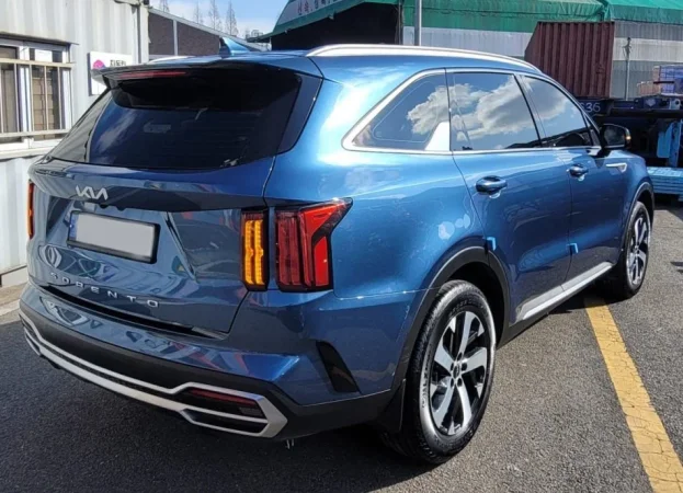 Tirane, shes SUV Kia Sorento 2023 Nafte, blu automatik Klima 70.000 km 28.900 €