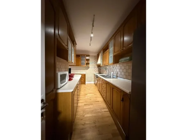 Tirane, shitet apartament 3+1 Kati 6, 145 m² 400.000 € (Rruga Reshit Collaku)