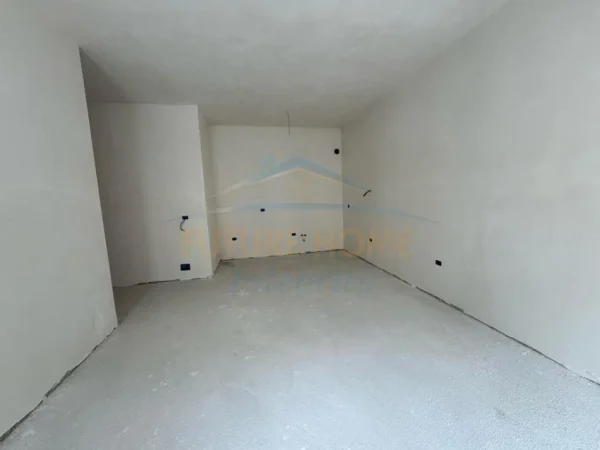 Tirane, shitet apartament duplex 1+1+Ballkon Kati 2, 73 m² 200.000 € (Komuna e Parisit)