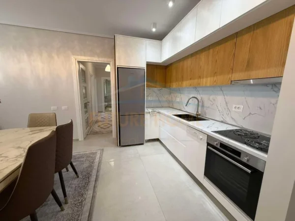 Tirane, jepet me qera apartament 2+1+Ballkon Kati 2, 100 m² 450 € (Autostrada Tirane-Durres , Mzeze)