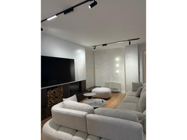Tirane, shitet apartament Dublex Kati 5, 300 m² 700.000 € (Liqeni i Thate)