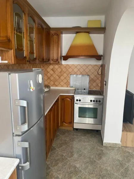 Tirane, shes apartament 2+1+Ballkon Kati 4, 56 m² $140,000 (Rr Zonja Curre)