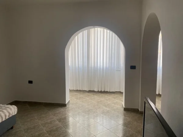 Tirane, shes apartament 2+1+Ballkon Kati 4, 56 m² $140,000 (Rr Zonja Curre)