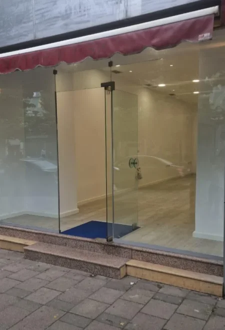 Tirane, shitet dyqan Kati 0, 52 m² 300.000 €