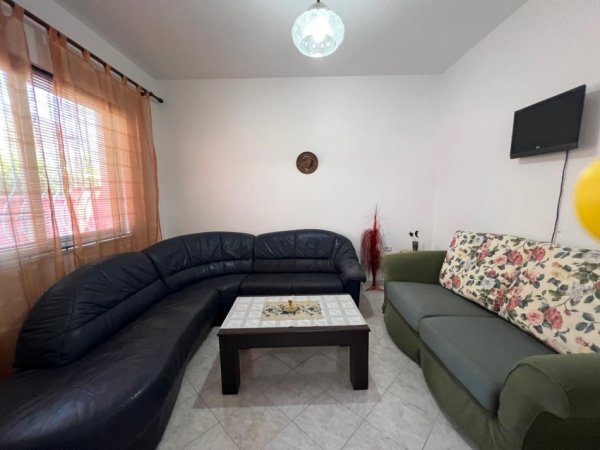 Tirane, jepet me qera Vile 4+1+Aneks+Ballkon Kati 3, 250 m² 1.500 € (Rruga Gjon Buzuku)