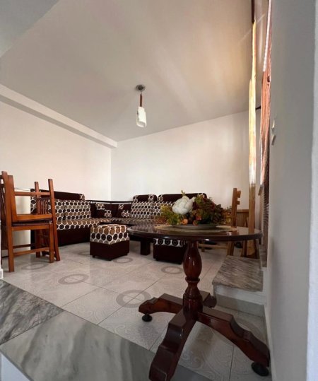 Tirane, jepet me qera Vile 4+1+Aneks+Ballkon Kati 3, 250 m² 1.500 € (Rruga Gjon Buzuku)