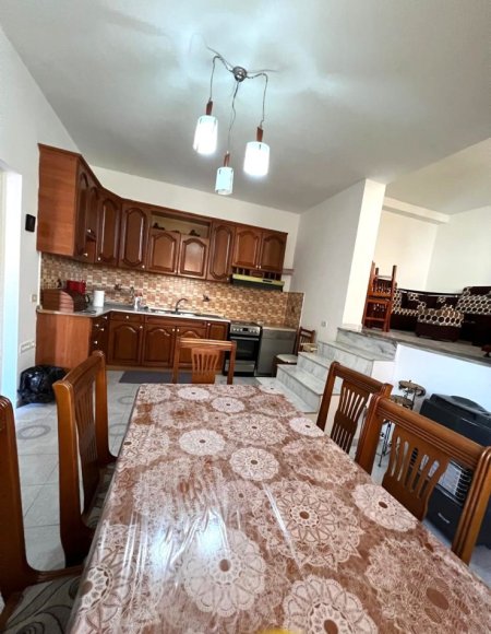 Tirane, jepet me qera Vile 4+1+Aneks+Ballkon Kati 3, 250 m² 1.500 € (Rruga Gjon Buzuku)