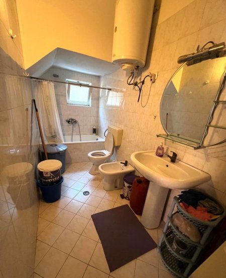 Tirane, jepet me qera Vile 4+1+Aneks+Ballkon Kati 3, 250 m² 1.500 € (Rruga Gjon Buzuku)