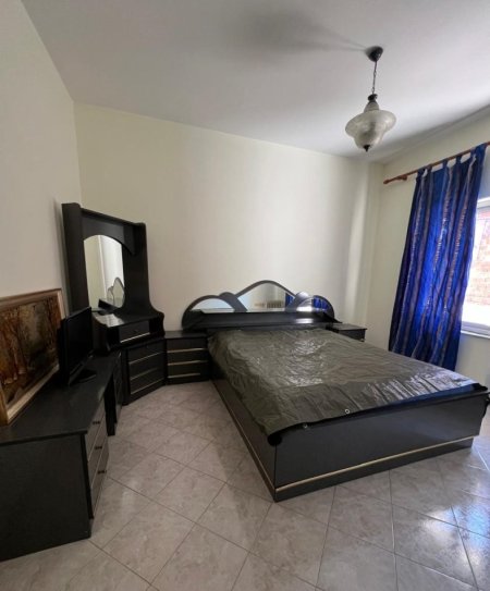 Tirane, jepet me qera Vile 4+1+Aneks+Ballkon Kati 3, 250 m² 1.500 € (Rruga Gjon Buzuku)