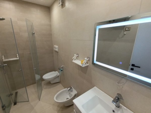 Tirane, jepet me qera apartament 2+1+Aneks+Ballkon Kati 3, 90 m² 800 € (Myslym Shyri drejtoria policise)