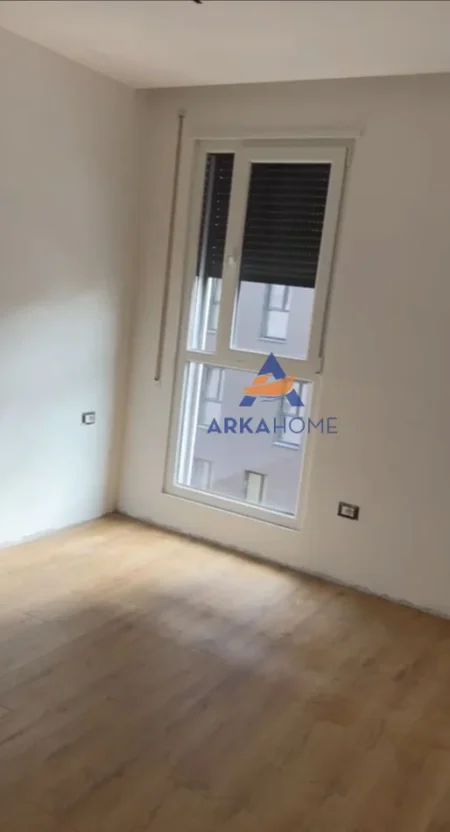 Tirane, jepet me qera ambjent biznesi , 60 m² 550 € 