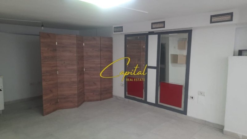 Tirane, jepet me qera dyqan Kati 0, 35 m² 400 € 