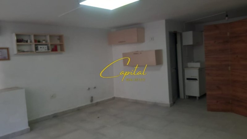 Tirane, jepet me qera dyqan Kati 0, 35 m² 400 € 