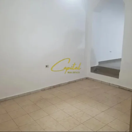 Tirane, jepet me qera dyqan Kati 0, 45 m² 450 € (ISH EKSPOZITA)