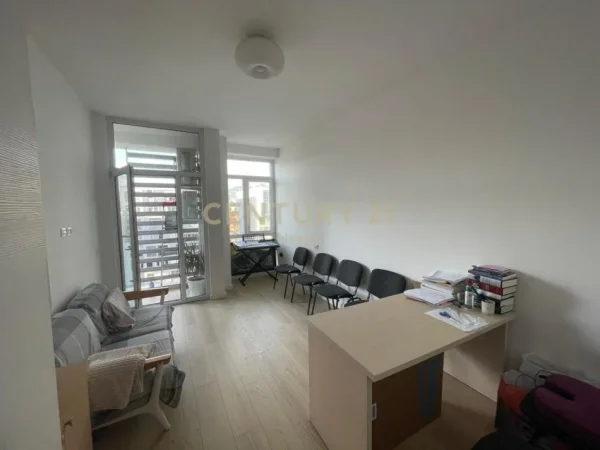 Tirane, jap me qera zyre , 75 m² 600 € (Komuna e Parisit)