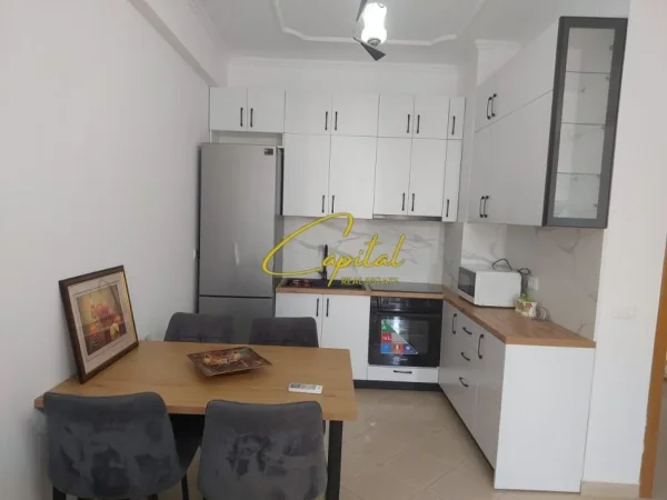 Tirane, jepet me qera apartament 1+1 Kati 5, 60 m² 650 € (KOMUNA E PARISIT)
