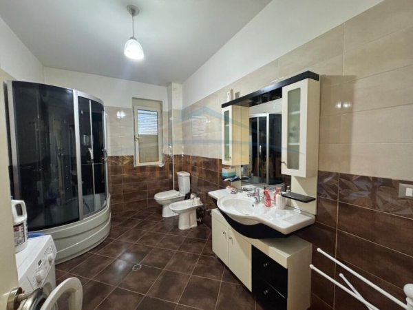 Durres Lagja 18, shitet apartament 3+1+Ballkon Kati 4, 154 m² 170.000 € (Durres)