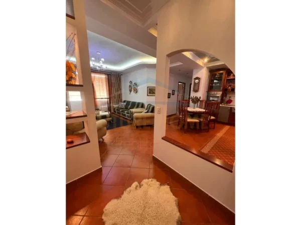 Tirane, jepet me qera apartament 2+1+Ballkon 90 m² 599 € (Rruga muhamet gjolleshaj ( me ashensor ))