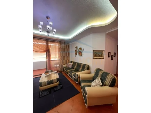 Tirane, jepet me qera apartament 2+1+Ballkon 90 m² 599 € (Rruga muhamet gjolleshaj ( me ashensor ))