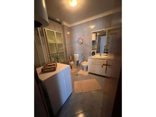 Tirane, jepet me qera apartament 2+1+Ballkon 90 m² 599 € (Rruga muhamet gjolleshaj ( me ashensor ))