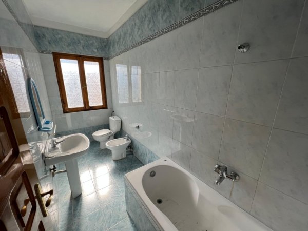 Tirane, jepet me qera Vile 4+1+Aneks+Ballkon Kati 1, 300 m² 2.300 € (allias)