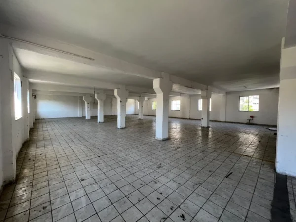 Tirane, jepet me qera ambjent biznesi Kati 1, 800 m² 2.500 € 