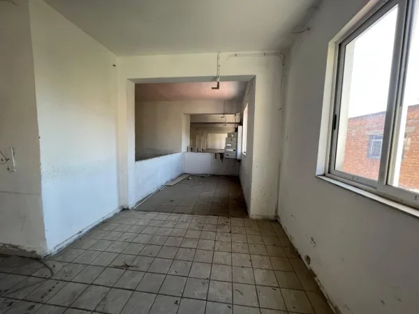 Tirane, jepet me qera ambjent biznesi Kati 1, 800 m² 2.500 € 
