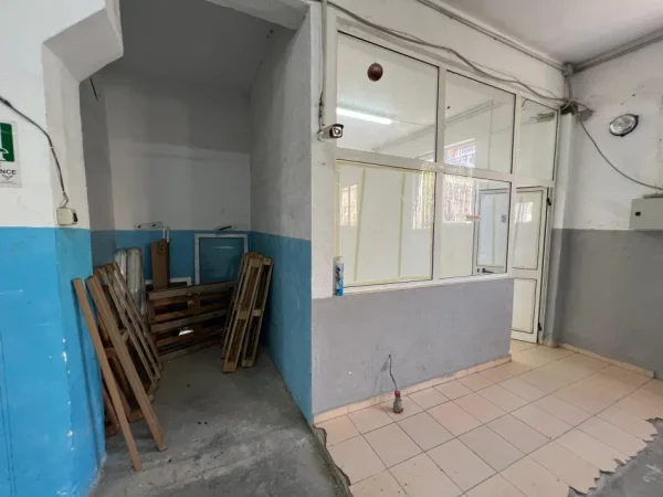 Tirane, jepet me qera ambjent biznesi Kati 1, 800 m² 2.500 € 