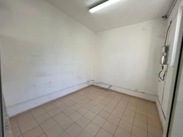 Tirane, jepet me qera ambjent biznesi Kati 1, 800 m² 2.500 € 