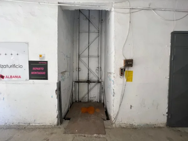 Tirane, jepet me qera ambjent biznesi Kati 1, 800 m² 2.500 € 