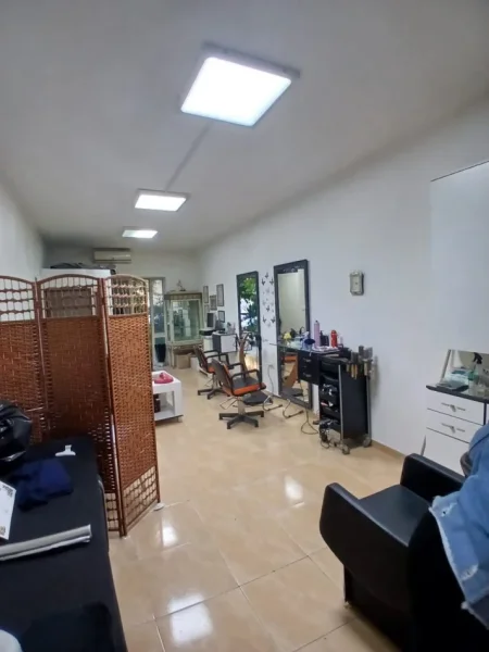 Tirane, jepet me qera ambjent biznesi Kati 0, 32 m² 500 €