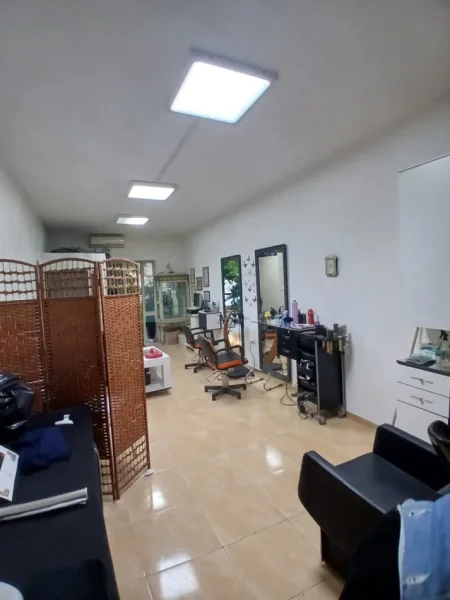 Tirane, jepet me qera ambjent biznesi Kati 0, 32 m² 500 €