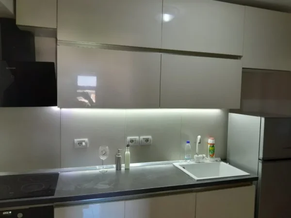 JEPET ME QERA HYRJA 2+1 TEK OXHAKU PRANE SHKOLLES SE BASKUAR,  2+1 Kati 4, 60 m² 450 €