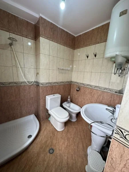 Tirane, jepet me qera apartament 1+1+Ballkon Kati 5, 60 m² 500 € (myslym shyri)