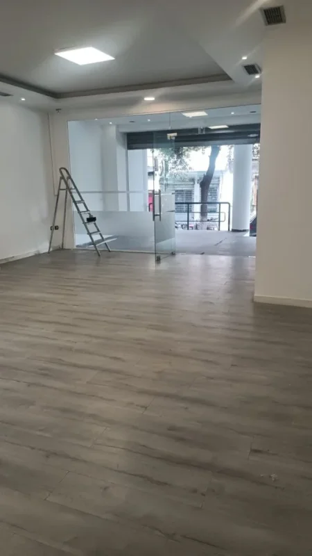 Tirane, jepet me qera ambjent biznesi , 70 m² 900 € 