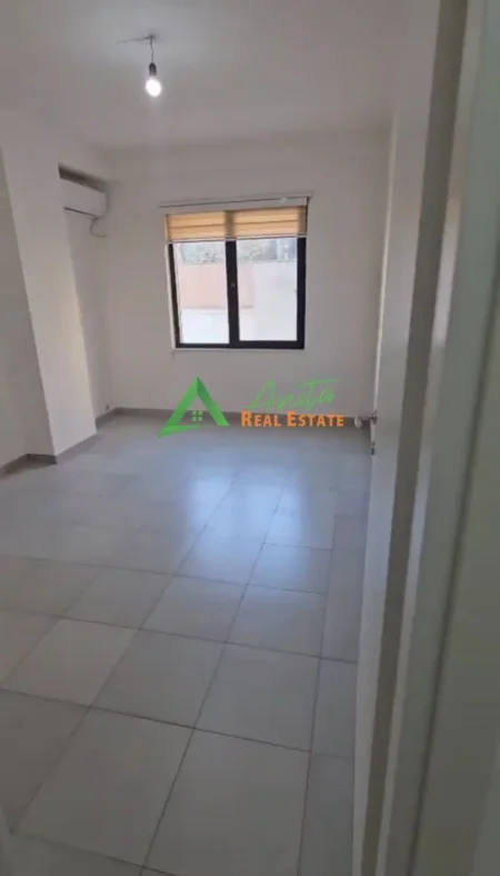 Tirane, Pazari i Ri, jepet me qera zyre+vendparkim Kati 3, 800 €