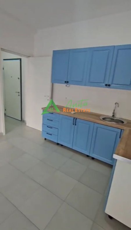 Tirane, Pazari i Ri, jepet me qera zyre+vendparkim Kati 3, 800 €