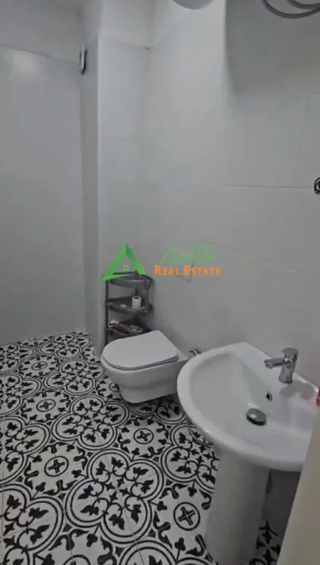 Tirane, Pazari i Ri, jepet me qera zyre+vendparkim Kati 3, 800 €