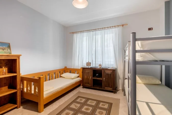 Tirane, jepet me qera ambjent biznesi Kati 3, 240 m² 1.000 € (BLLOKU LSI)