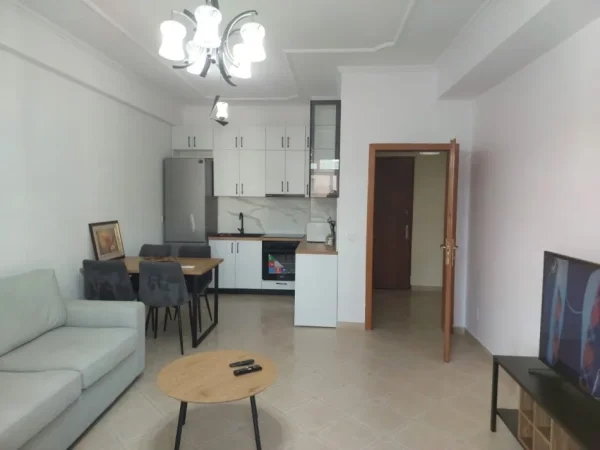 Tirane, jepet me qera apartament 1+1+Ballkon Kati 5, 63 m² 650 € (Komuna e Parisit)