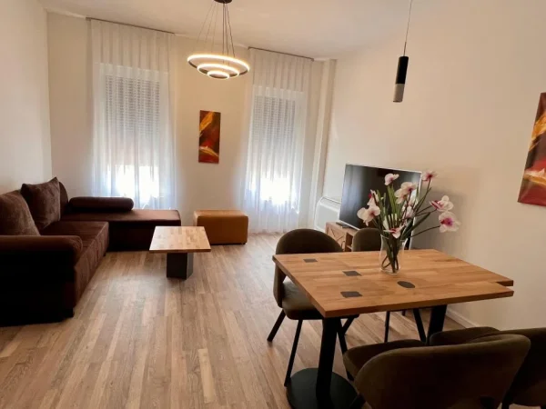 Tirane, jepet me qera apartament 2+1+Ballkon Kati 10, 100 m² 800 € (JORDAN MISJA)