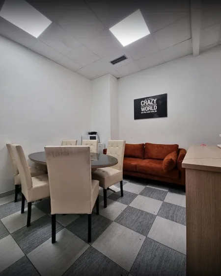 Tirane, jepet me qera zyre Kati 2, 184 m² 1.200 € (Ish Ekspozita)