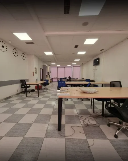 Tirane, jepet me qera zyre Kati 2, 184 m² 1.200 € (Ish Ekspozita)