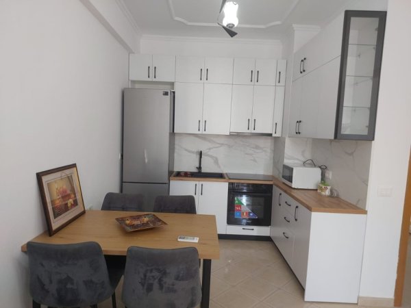 Tirane, jepet me qera apartament 2+1+Ballkon Kati 5, 70 m² 650 € (KOMUNA E PARISIT)