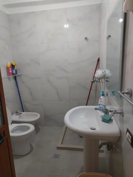 Tirane, jepet me qera apartament 2+1+Ballkon Kati 5, 70 m² 650 € (KOMUNA E PARISIT)
