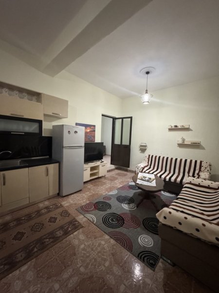 Tirane, jepet me qera apartament 1+1 Kati 1, 80 m² 270 € (Yzberisht)